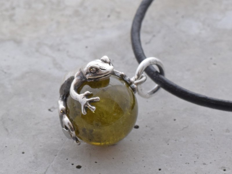 限定商品　蛙(カエル)玉ペンダント　グリーンガーネット 　革ヒモネックレス付き - ネックレス - 半貴石 グリーン