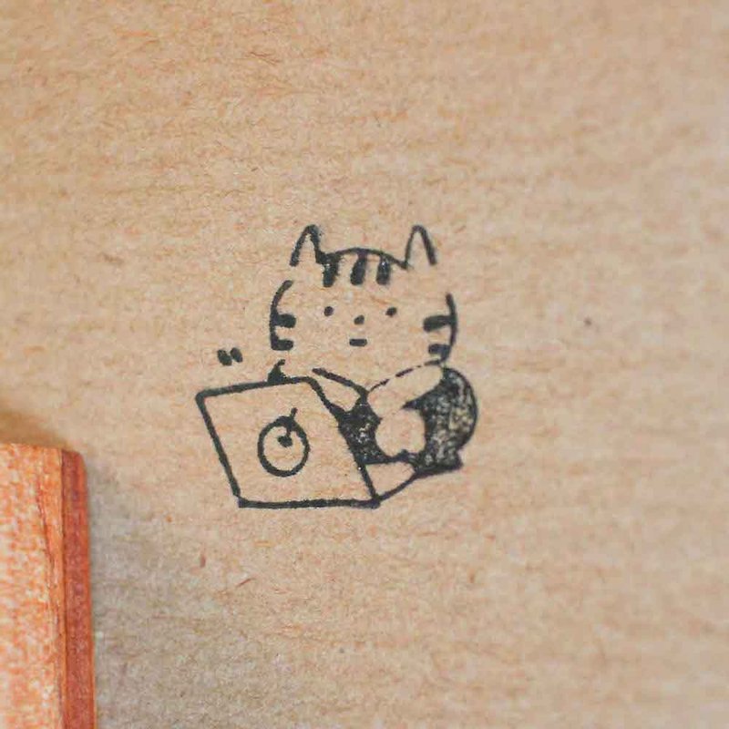 (ジェヨンストアウッドスタンプシリーズ) 集中してパソコン作業をする猫 - はんこ・スタンプ台 - 木製 