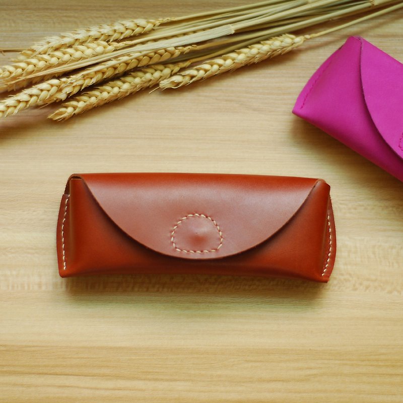 Textured glasses case leather hand-stitched (brown) - อื่นๆ - หนังแท้ สีนำ้ตาล