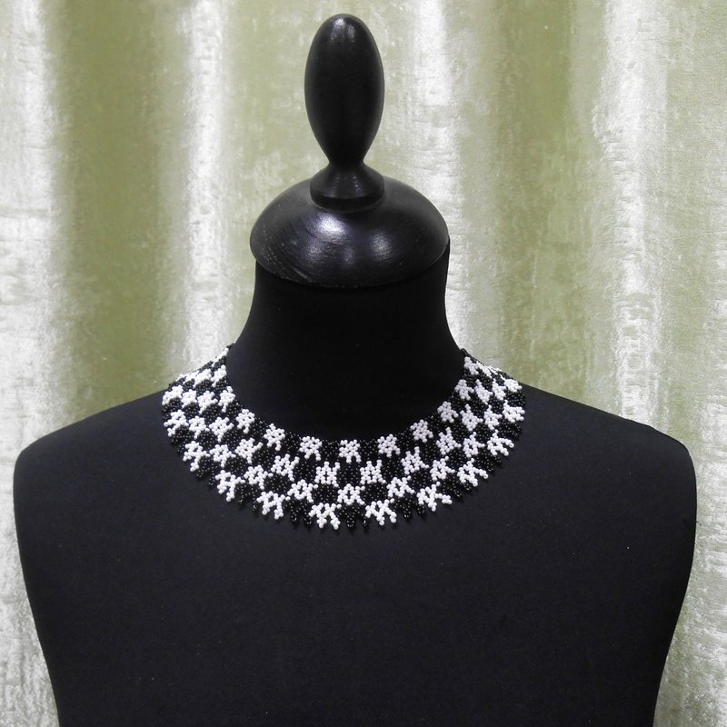 Checkered beaded collar necklace, black and white necklace, checkered pattern - 鎖骨鍊 - 琉璃 黑色