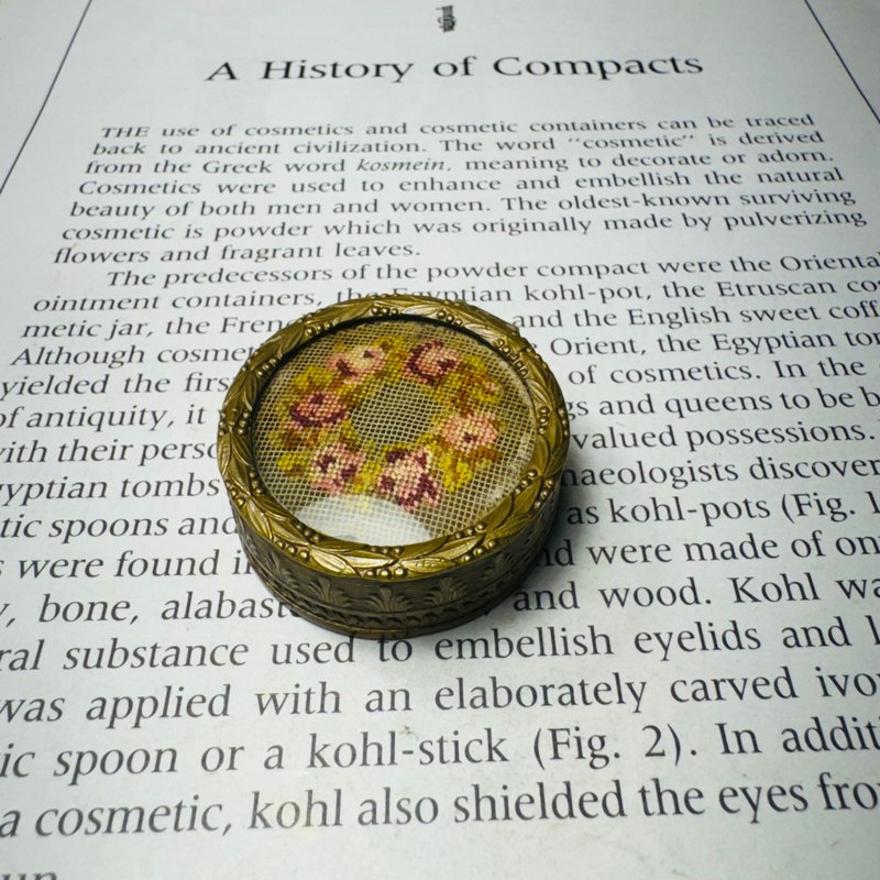 Austrian Antique Embroidered Gilt-Bronze Powder Box - อื่นๆ - โลหะ 