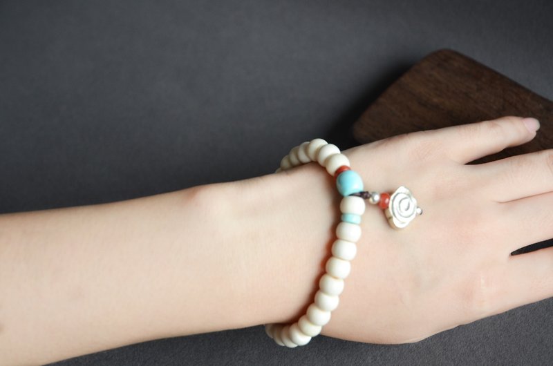 [Liankong] Mammoth ivory original design fresh art retro bracelet - Bracelets - Gemstone White
