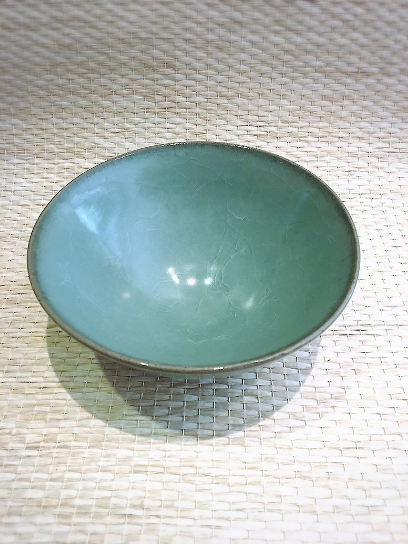 Hand-made celadon bowl by teacher Xiao Hongcheng - ถ้วยชาม - เครื่องลายคราม 