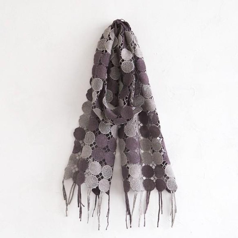 草木染刺繡花邊點點圍巾 紫香染 / 矢車染 - 絲巾 - 其他材質 灰色