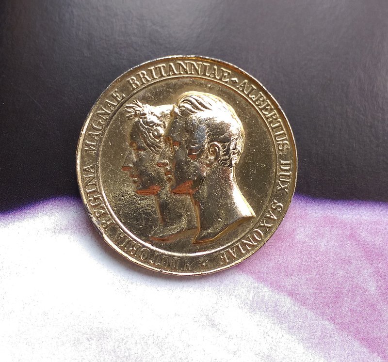 【美國西洋古董飾品】金色調  金幣  別針  胸針 - 徽章/別針 - 其他材質 金色