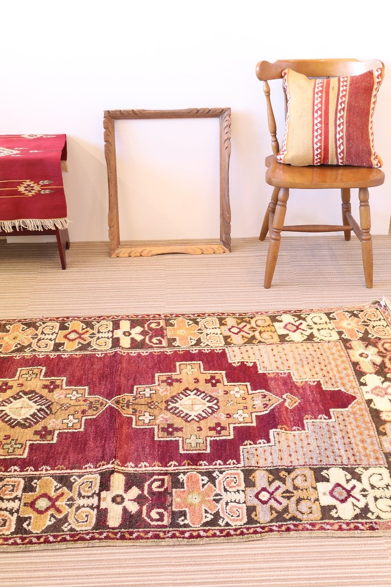 Soft red hand-woven carpet Handmade wool Plant dyed rug 190 × 108cm - ผ้าห่ม - วัสดุอื่นๆ สีแดง