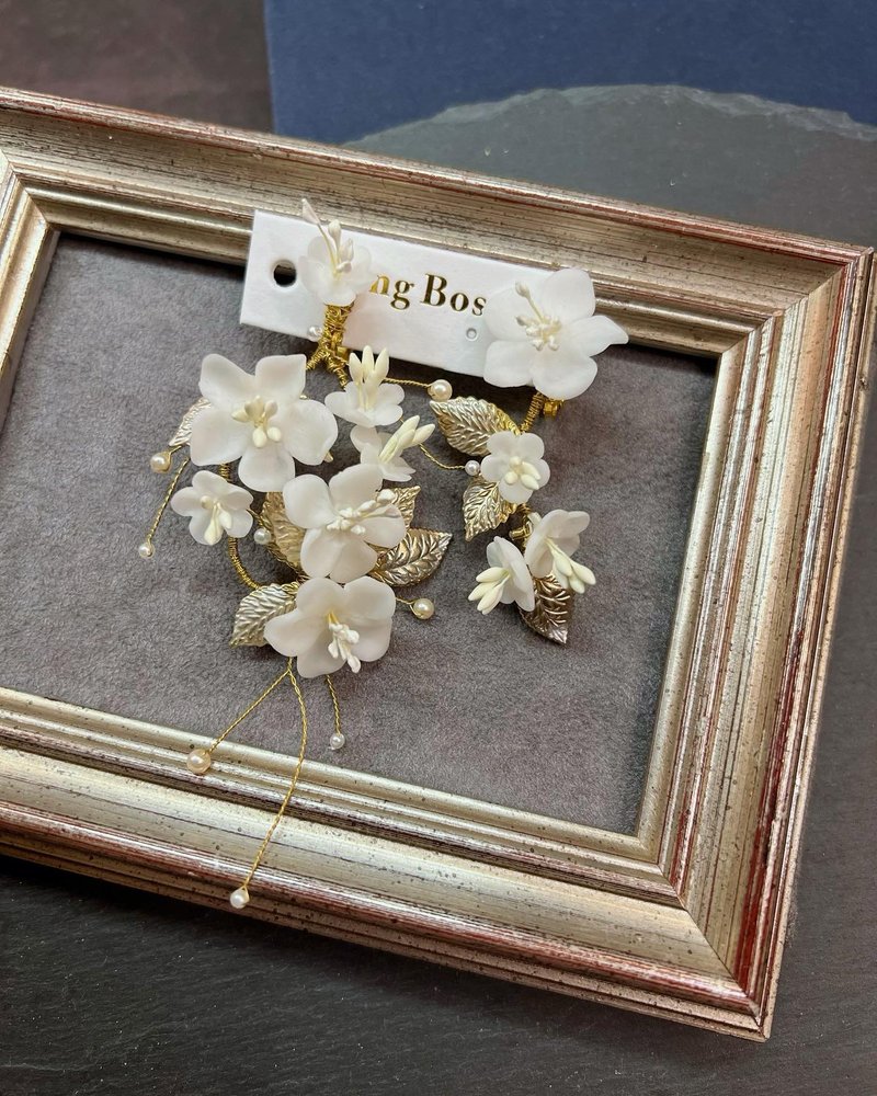 冒牌老闆娘 king_boss陶瓷白色花朵金葉不對稱耳環組B - 耳環/耳夾/耳骨夾 - 陶 白色