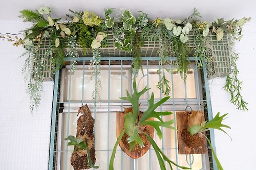 植宅花事花藝設計 人造植物綠化設計 窗戶上緣的垂掛植物設計