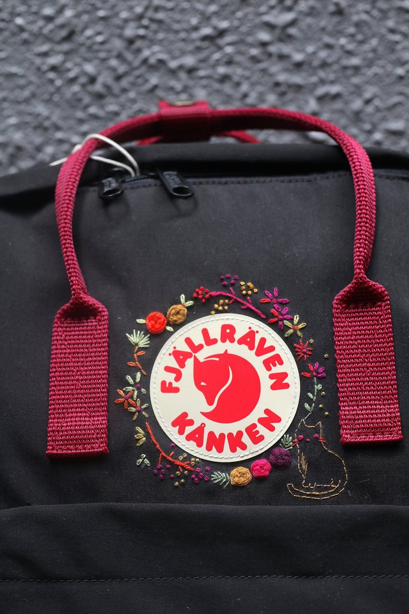 貓咪花花主題--kanken黑色紅帶色包--手工刺繡設計訂製 - 後背包/背包/書包 - 防水材質 黑色