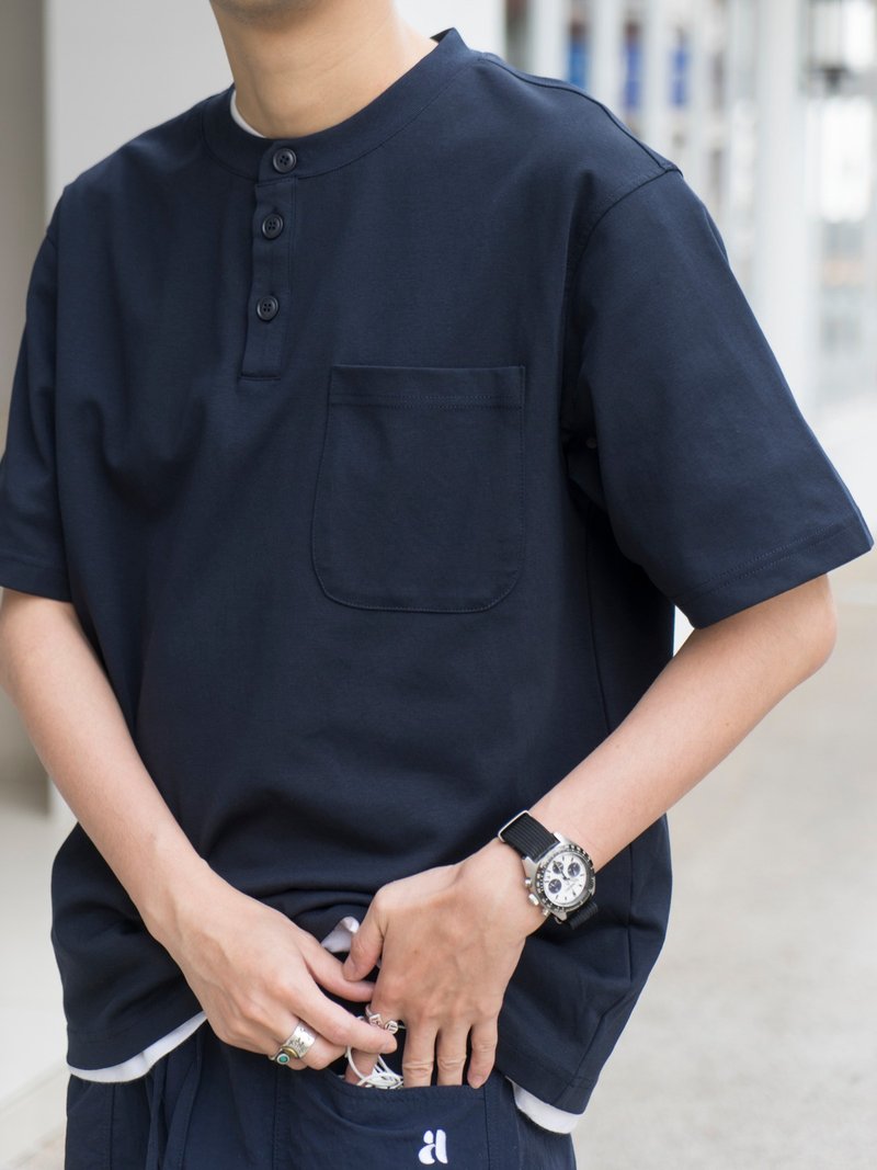 輕薄速乾麵料 海軍藍純色基礎款口袋亨利領T恤 - 男 T 恤 - 聚酯纖維 