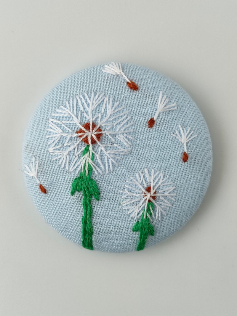 Fluffy dandelion fluff embroidered brooch - เข็มกลัด - ผ้าฝ้าย/ผ้าลินิน ขาว