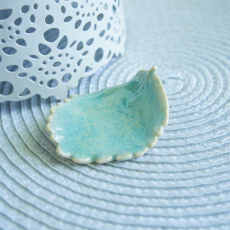 Lovely Japanese porcelain clay [leaf-shaped pen holder, chopstick holder B, spring green] - Pen & Pencil Holders - Pottery Green