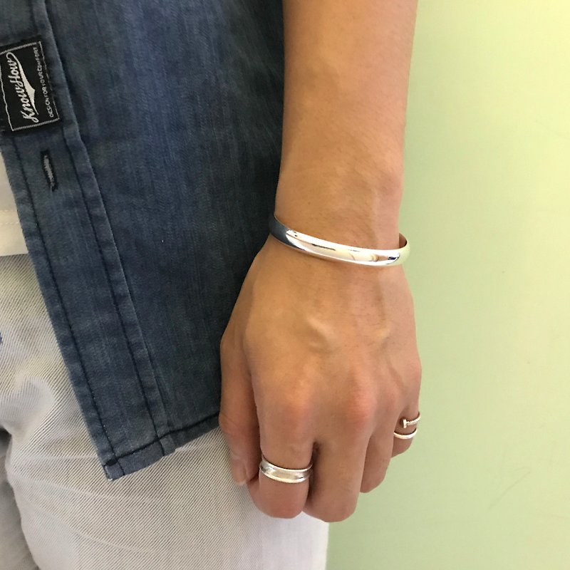 Simple type C sterling silver bracelet - สร้อยข้อมือ - โลหะ สีเงิน
