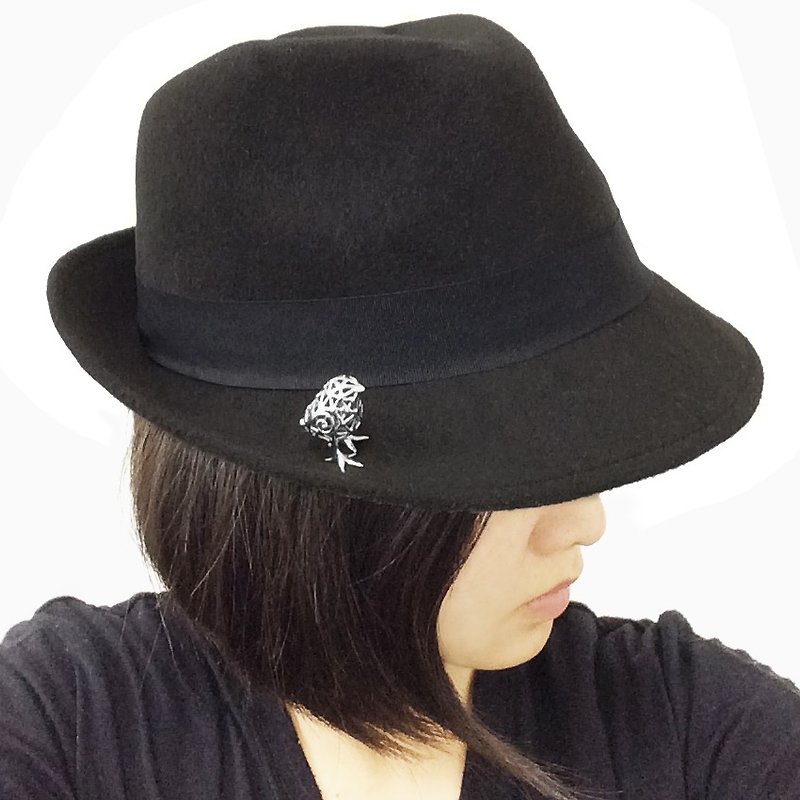 Spherical chick hat pin or broach SV925【Pio by Parakee】 - เข็มกลัด - โลหะ สีเงิน