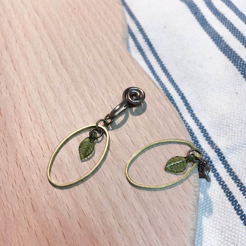 Oval small green leaf ear clip earrings - ต่างหู - โลหะ สีทอง