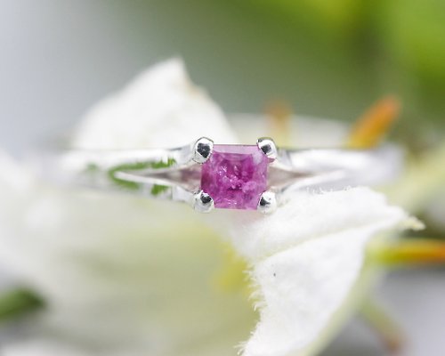 metal-studio-jewelry Square cabochon Pink sapphire ring in silver prongs setting