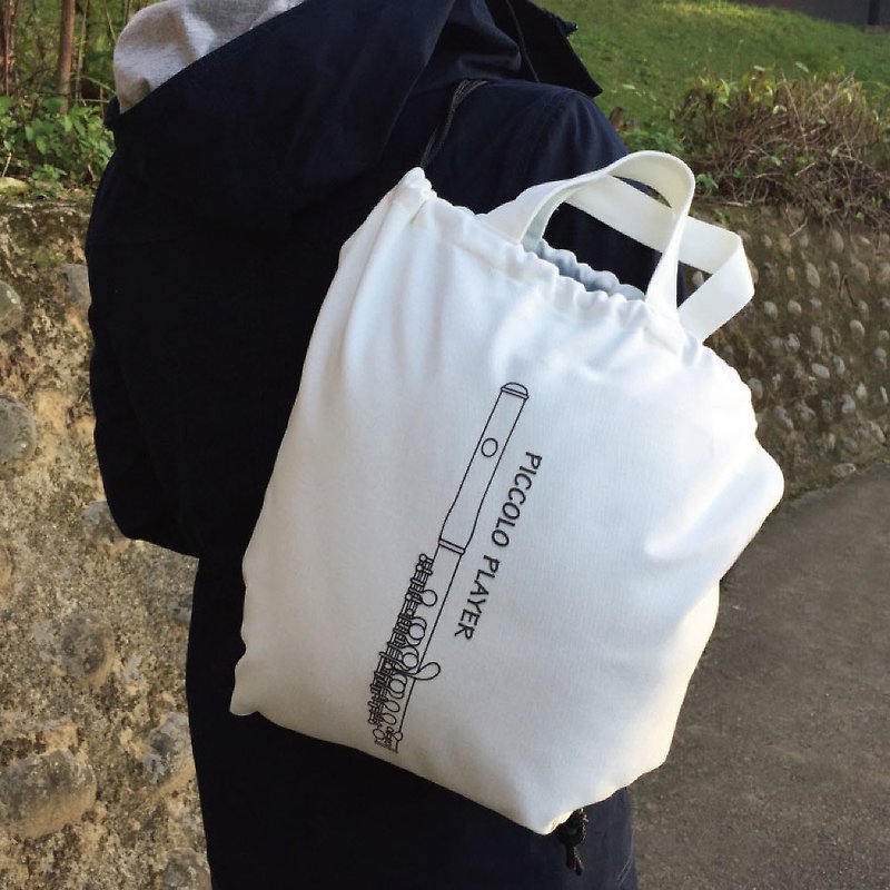 WD Musical Instrument Cotton Backpack-Piccolo Spot + Pre-Order - กระเป๋าหูรูด - ผ้าฝ้าย/ผ้าลินิน ขาว