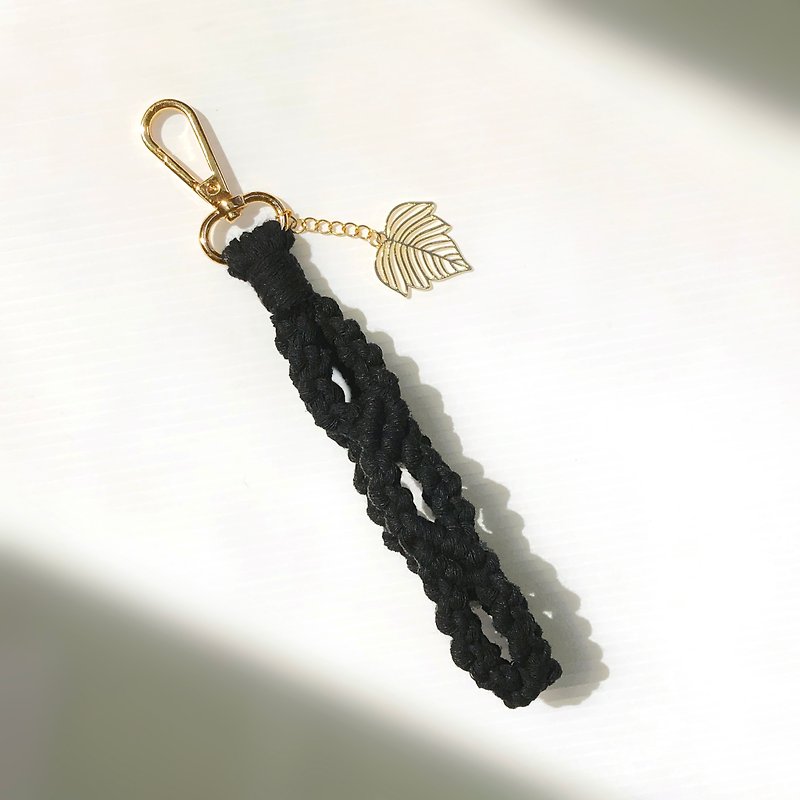 Macrame 手工編織 吊飾 手環式鑰匙圈 (黑) - 鑰匙圈/鑰匙包 - 棉．麻 黑色