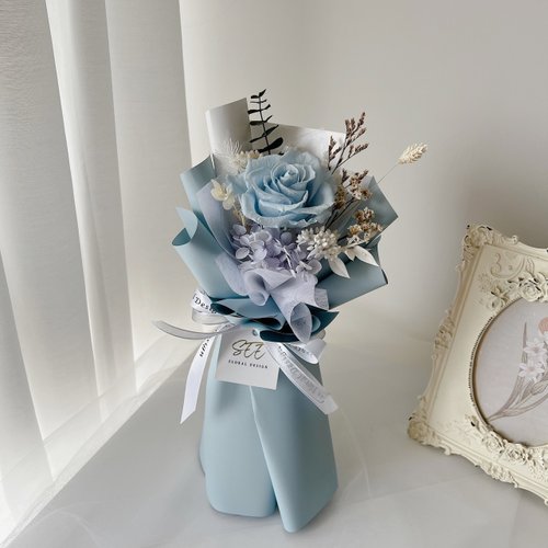 SEE Floral Design 看見花藝設計 SEE 看見花藝設計 | 永生花 | 玫瑰 | 薰衣草藍單朵花束
