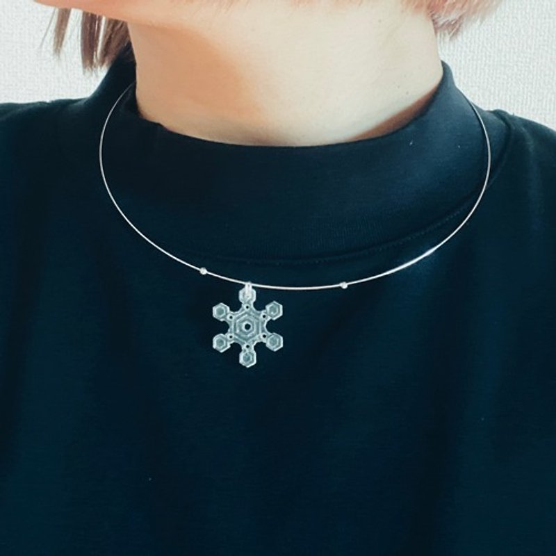 Simple choker with fluttering snowflakes