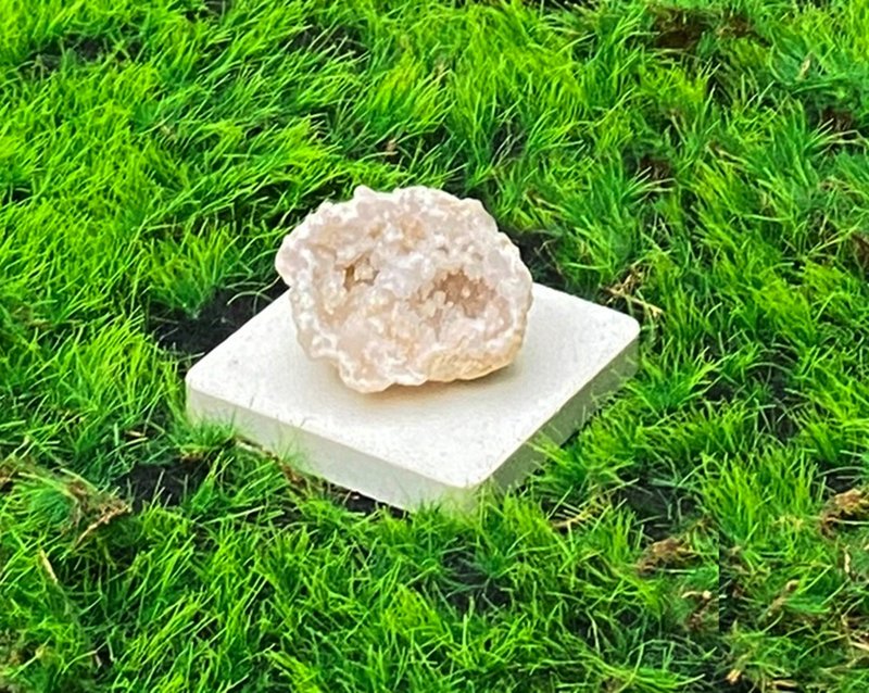 Energy attracts wealth, agate small white geode heals, brings luck, purifies raw mineral, Christmas gift exchange gift - ของวางตกแต่ง - คริสตัล ขาว