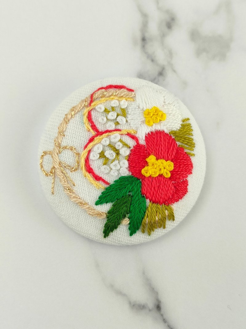 Red and white camellia New Year's shimenawa decoration embroidery brooch - เข็มกลัด - ผ้าฝ้าย/ผ้าลินิน สีแดง