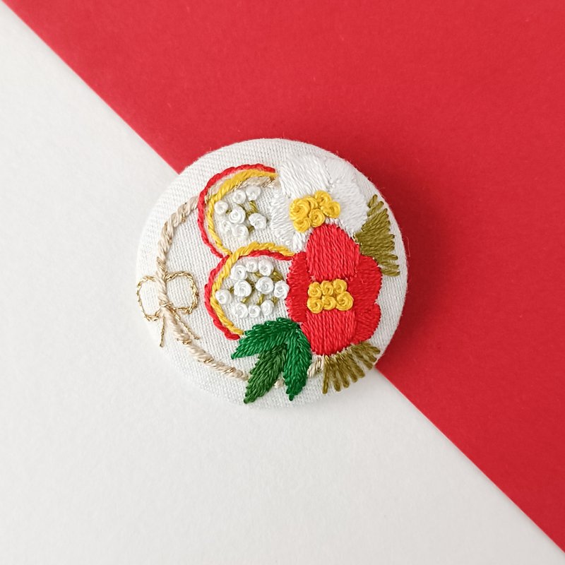 紅白椿のお正月しめ縄飾り刺繍ブローチ - 胸針 - 棉．麻 紅色