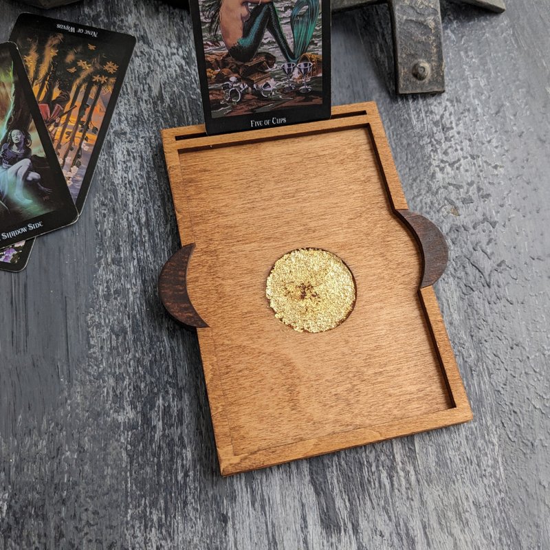 Triple moon tarot card display. Gold Fool Moon tarot accessory Esoteric Mystic - ของวางตกแต่ง - ไม้ สีนำ้ตาล