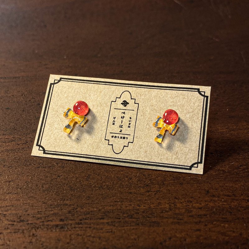 ちいさなけん玉ピアス - 耳環/耳夾/耳骨夾 - 塑膠 紅色