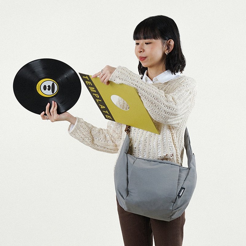 【FW25全新Wander系列】MILES 日常斜背包 中號 (珍珠灰) - 側背包/斜背包 - 環保材質 灰色