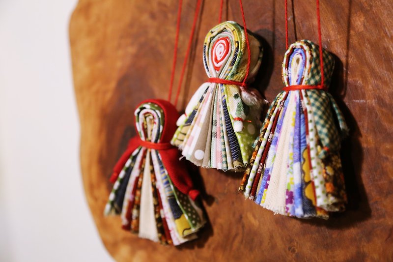 Russia | Slavic traditional craftsmanship of northern families - ของวางตกแต่ง - วัสดุอื่นๆ หลากหลายสี