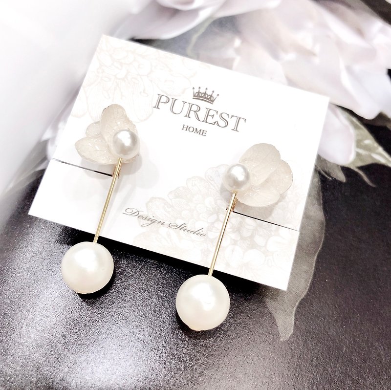 [Christmas exchange gifts] Hydrangea without flowers, Japanese cotton pearl earrings \ white model / with gift box