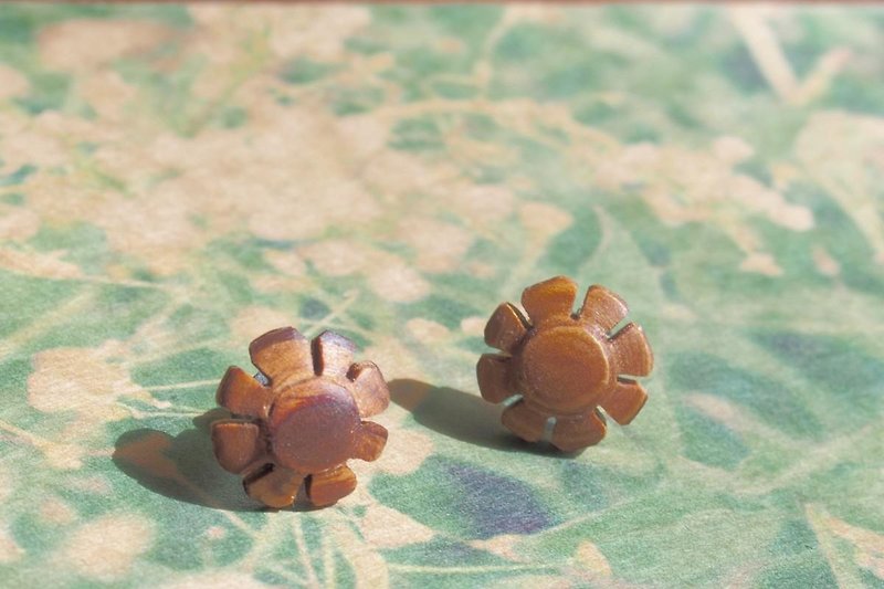 flower titanium earrings - ต่างหู - ไม้ สีนำ้ตาล