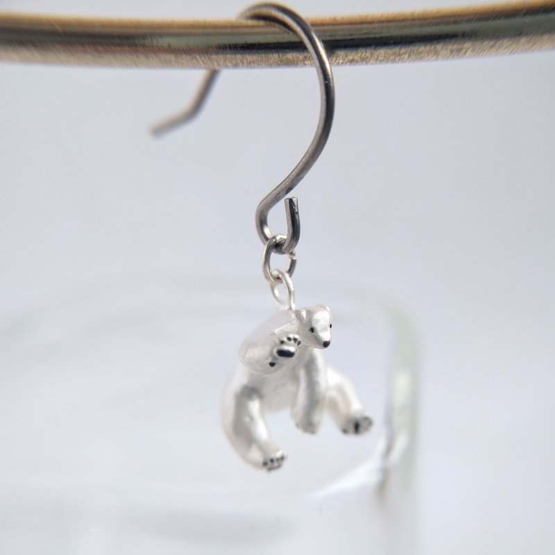 [Titanium Hook Earrings] Sitting Polar Bear Silver925 - Earrings & Clip-ons - Sterling Silver White