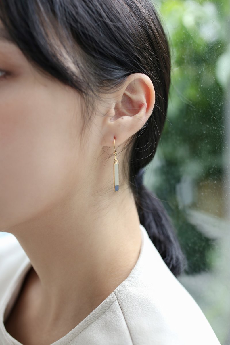 Fairy stick milk tea gray and blue asymmetric clip-on earrings geometric design dangle earrings - ต่างหู - วัตถุเคลือบ ขาว