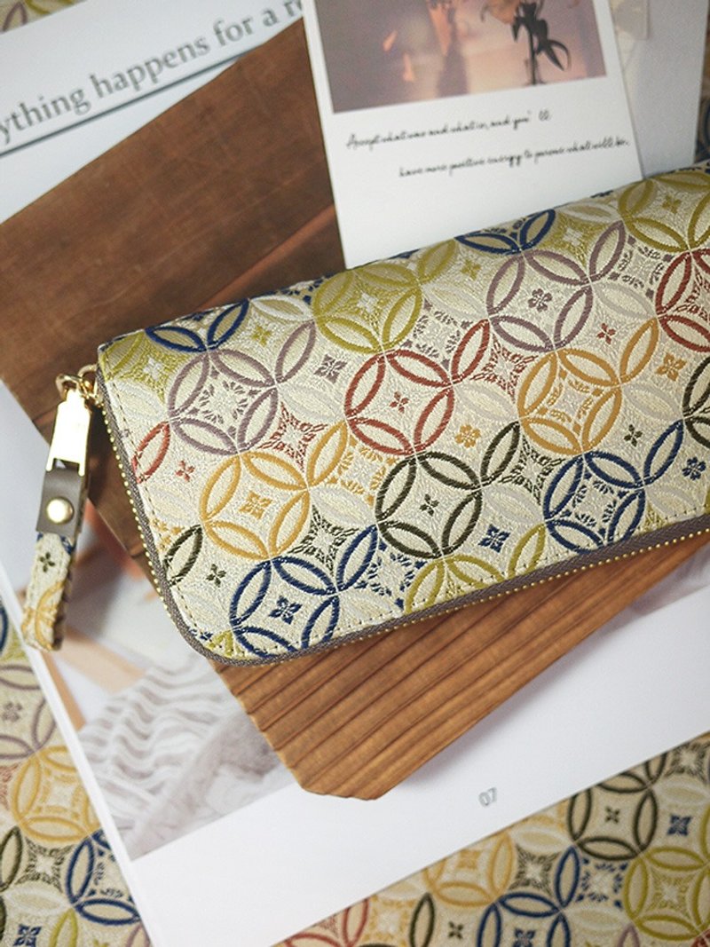 [Christmas] Nishijin woven gold quilt. Seven treasures pattern. Cloth clip/wallet/wallet - กระเป๋าสตางค์ - ผ้าไหม สีกากี