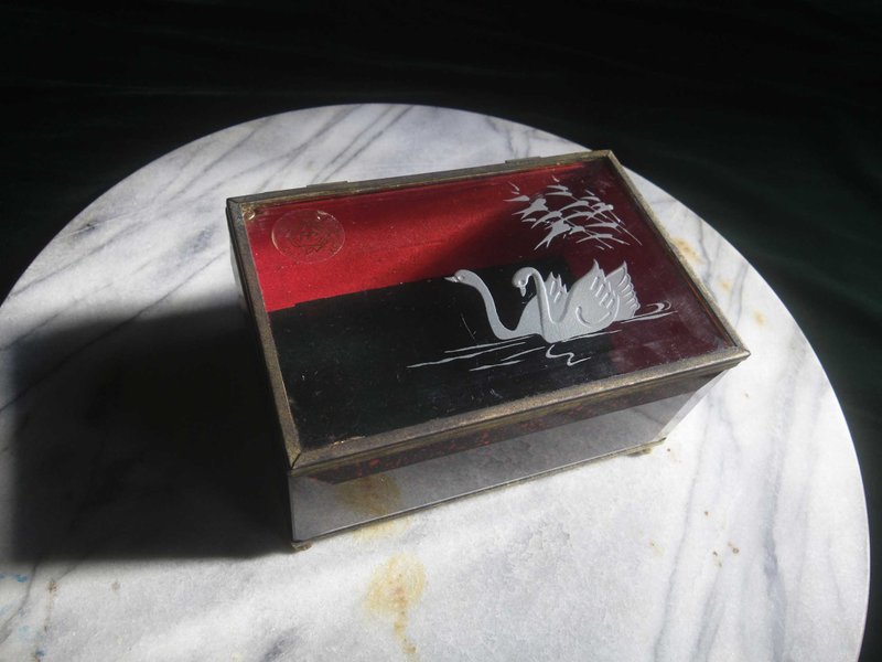 【老時光 OLD-TIME】早期台灣製雕刻玻璃珠寶盒 - 居家收納/收納盒/儲物盒 - 其他材質 