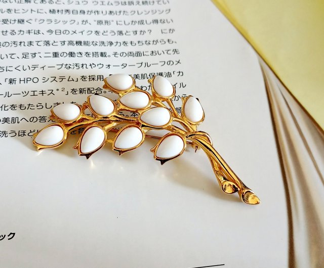 ヴィンテージジュエリー、トリファリのエレガントなミルクガラスの花の