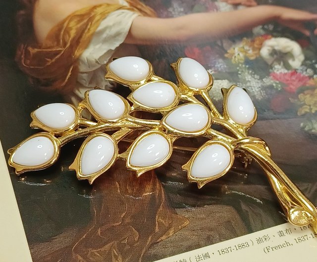 ヴィンテージジュエリー、トリファリのエレガントなミルクガラスの花の