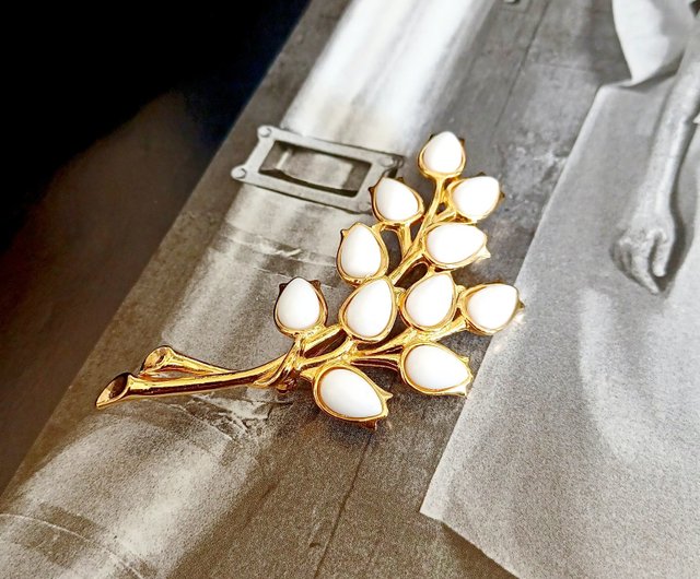 ヴィンテージジュエリー、トリファリのエレガントなミルクガラスの花の