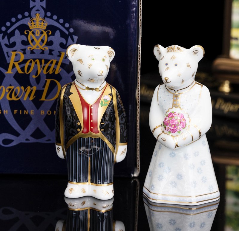 British-made Royal Crown Derby 2006 wedding teddy bear bone china lover's eternal knot ornaments - Items for Display - Porcelain 