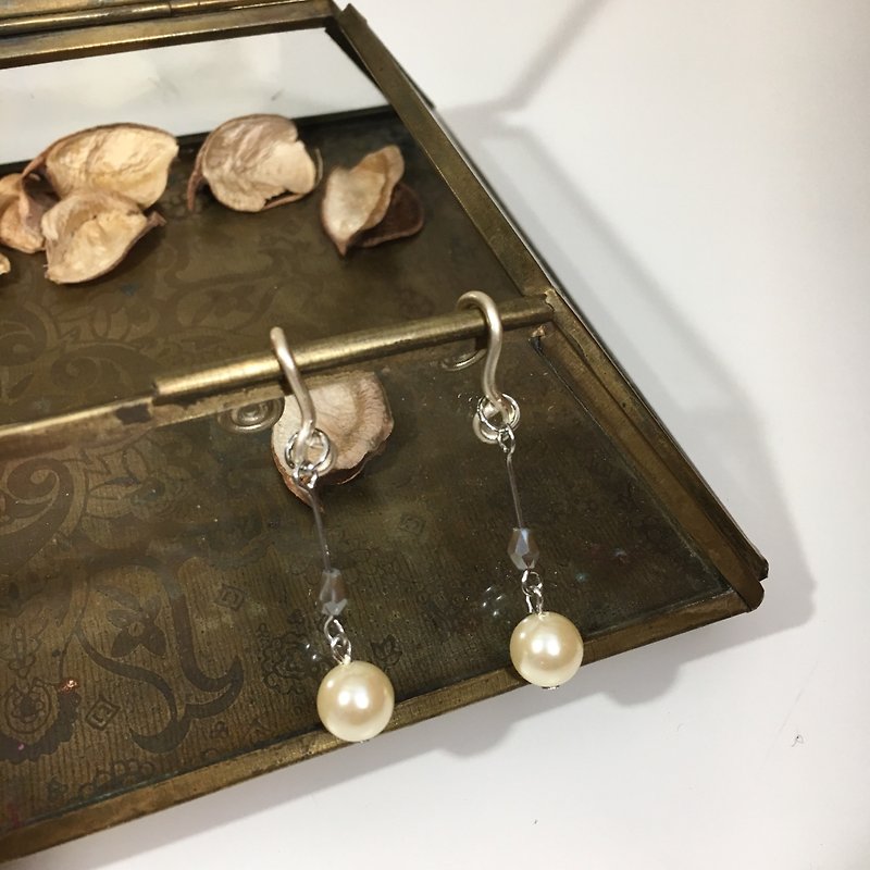 Elegant cream pearl ear clip earrings - ต่างหู - โลหะ สีเงิน