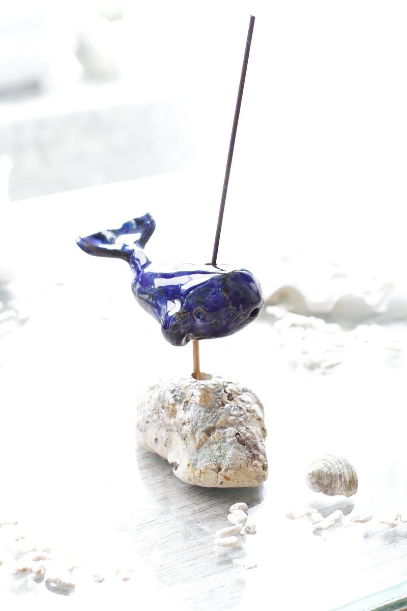 手捏陶瓷自信抹香鯨線香插/擺飾 - 擺飾/家飾品 - 陶 藍色