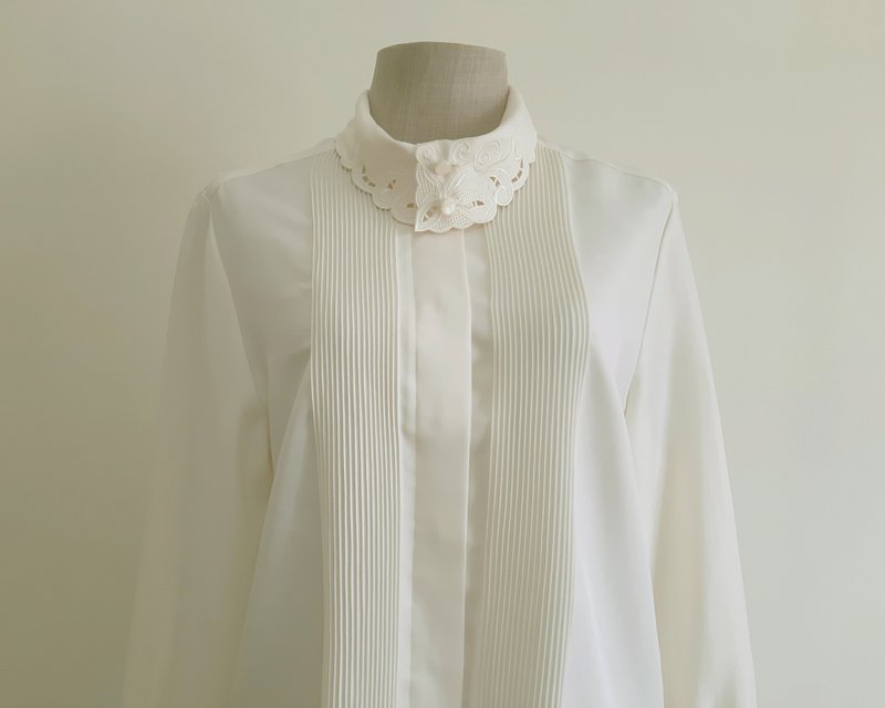 Medium Vintage Cream Rolled Collar Blouse Womens Long Sleeve Embroidered Top M - 女上衣/長袖上衣 - 聚酯纖維 