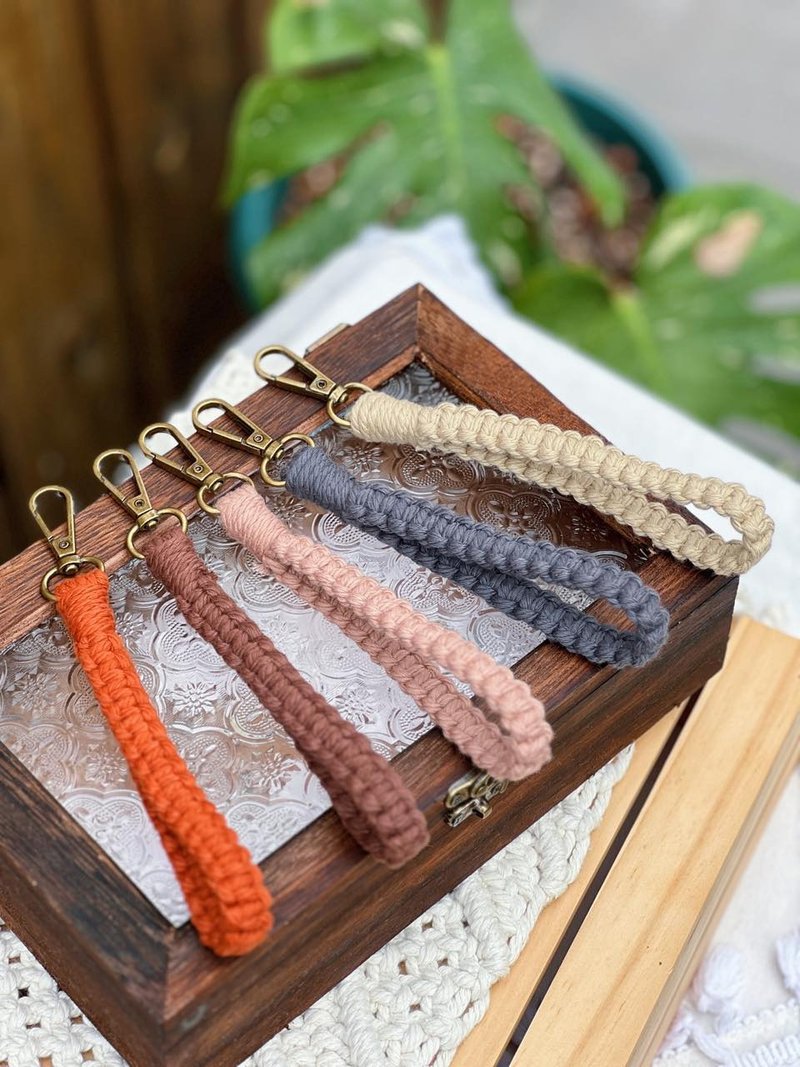 Macrame key ring braided short mobile phone rope wrist mobile phone rope couple mobile phone rope flat knot bracelet - ที่ห้อยกุญแจ - ผ้าฝ้าย/ผ้าลินิน หลากหลายสี