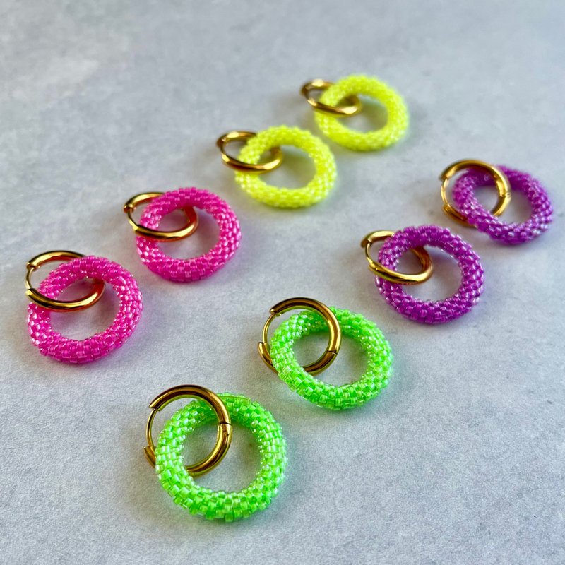 [Choose from 4 colors] Psychedelic color MARU earrings - Earrings & Clip-ons - Glass 