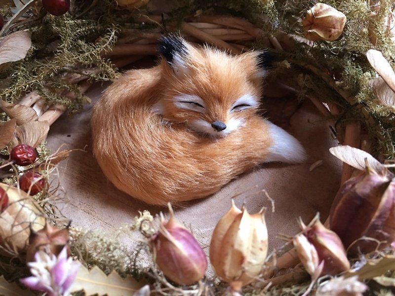 Good day fetish sleeping fox / narrow eyes / ornaments / Christmas gift / atmosphere / handmade - ของวางตกแต่ง - เส้นใยสังเคราะห์ 