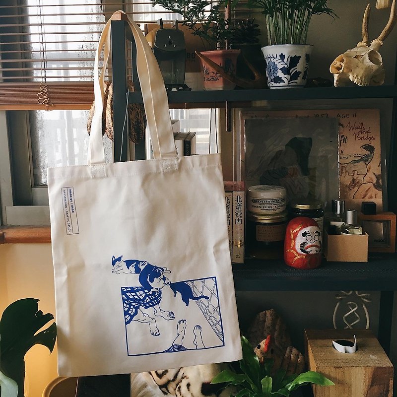 Cat at Feet-Canvas Bag - กระเป๋าแมสเซนเจอร์ - ผ้าฝ้าย/ผ้าลินิน ขาว