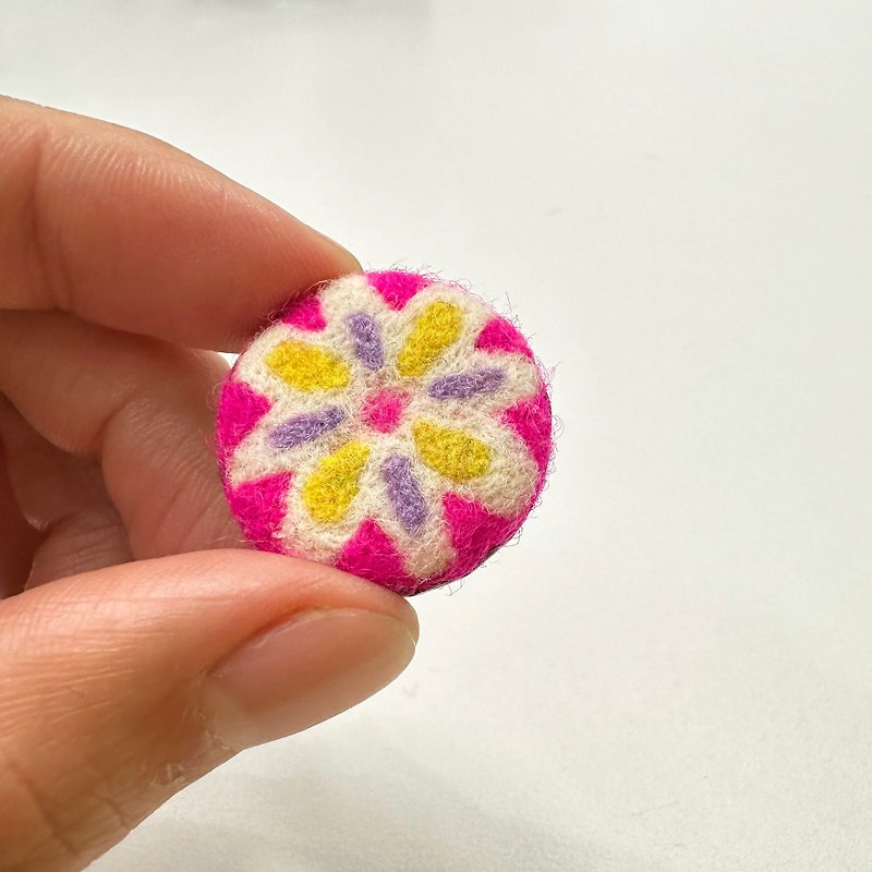 Wool pin - Brooches - Wool Multicolor