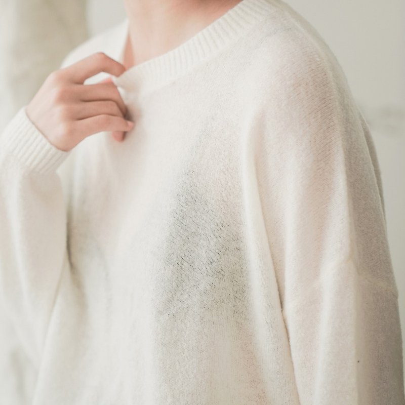 Unexpectedly encountered | white skin texture micro-transparent inner wool loose shoulder loose face pilling sweater - สเวตเตอร์ผู้หญิง - ขนแกะ ขาว